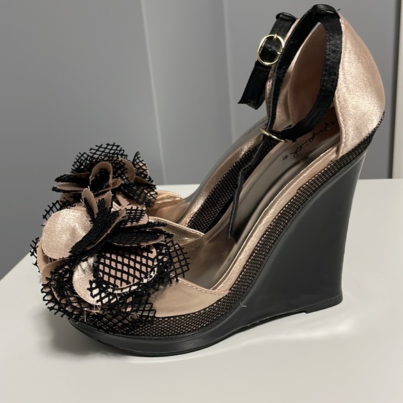 Qupid - wedge heel shoe - size 7.5 or 8 - Picture 5 of 9